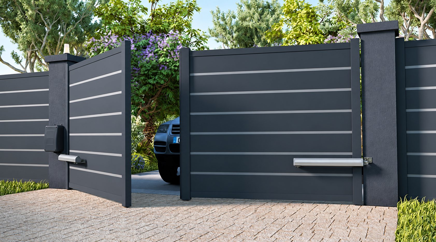 Un portail battant motorisé en aluminium gris anthracite, entrouvert, laisse apercevoir un véhicule dans une allée bordée de verdure.