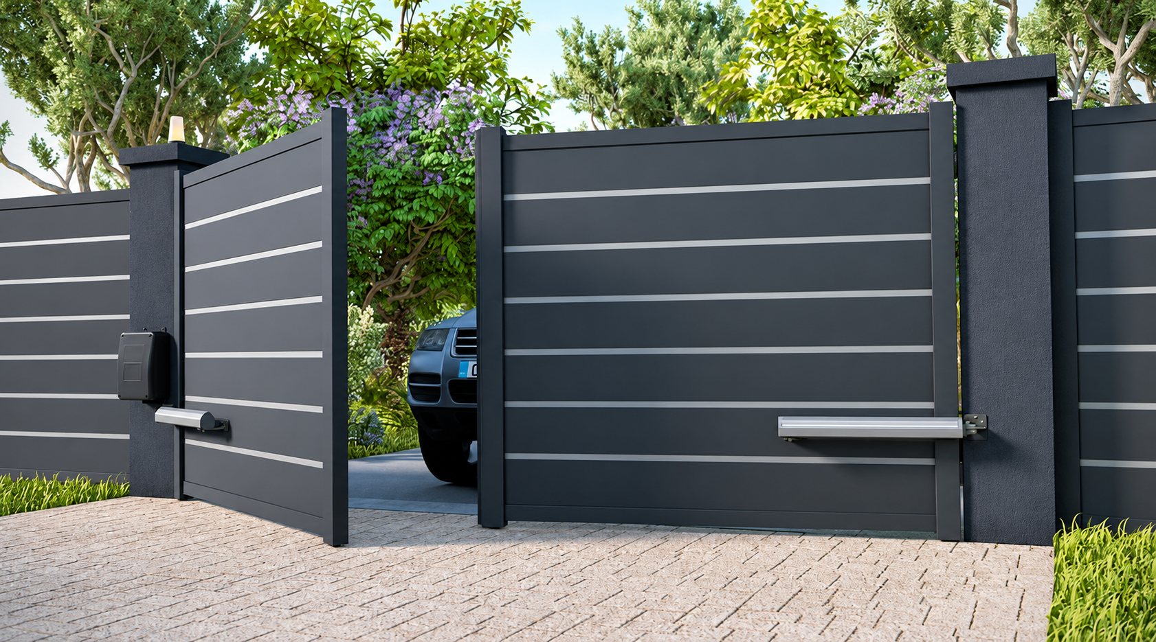 Portail battant motorisé gris anthracite à lames horizontales en aluminium, entrouvert sur une allée pavée où l'on aperçoit l'avant d'une voiture.